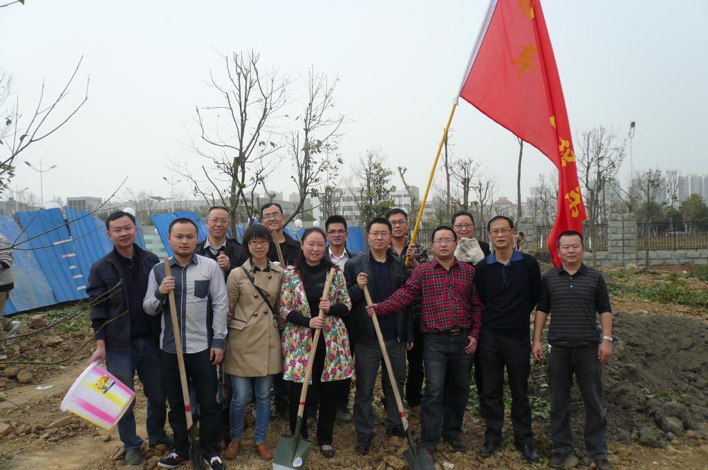 车辆工程系教师积极参加植树节活动