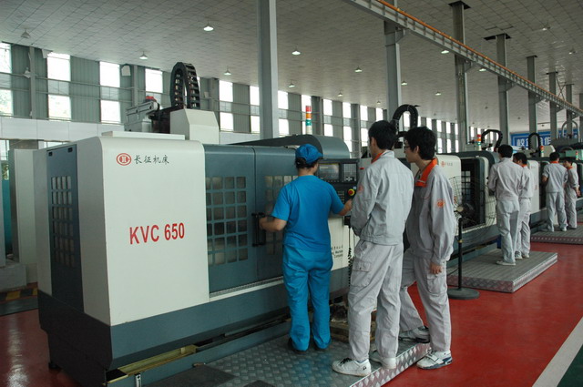 东汽职工指导学生加工叶片
