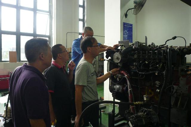 图一:深入成都公交集团修理车间为一线员工进行技术指导