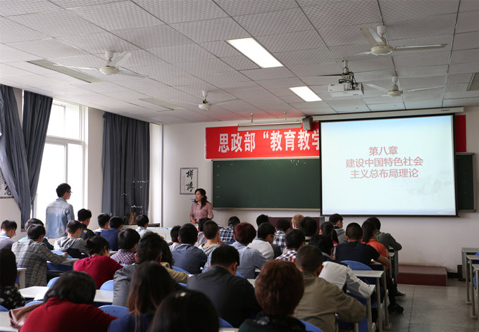 银燕教授与学生课堂互动