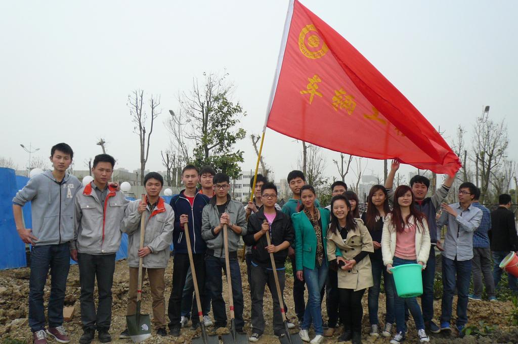 车辆工程系优秀学生党员参加植树节活动
