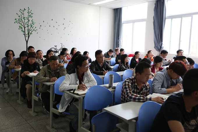 老师们专心凝听银燕教授的讲授