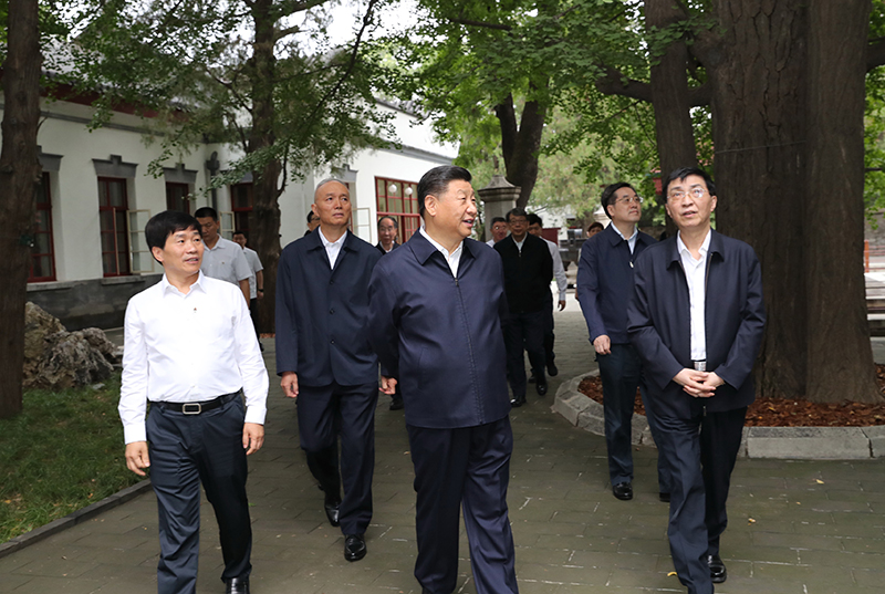 9月12日,中共中央总书记、国家主席、中央军委主席习近平视察中共中央北京香山革命纪念地。这是习近平瞻仰双清别墅。
