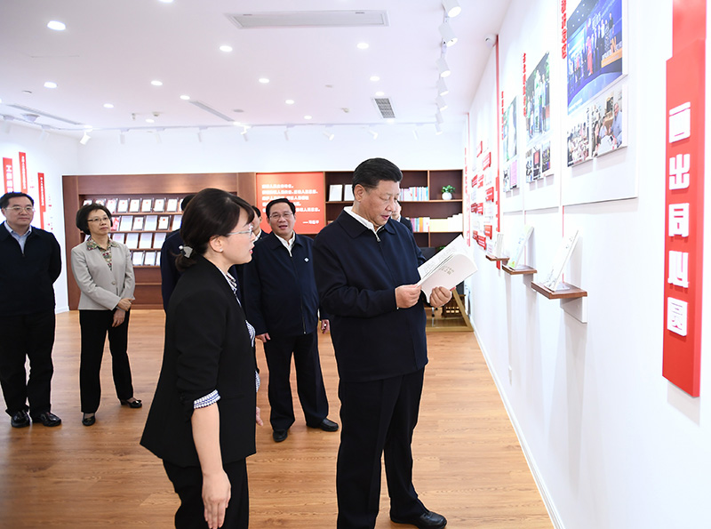 11月2日至3日,中共中央总书记、国家主席、中央军委主席习近平在上海考察。这是2日下午,习近平在长宁区虹桥街道古北市民中心考察,了解社区开通社情民意直通车、服务基层群众参与立法工作等情况。新华社记者 谢环驰 摄