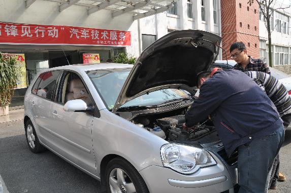 车辆工程系党员师生为社会车辆排查故障现场